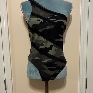 Stylish Camouflage One-Shoulder Bodysuit